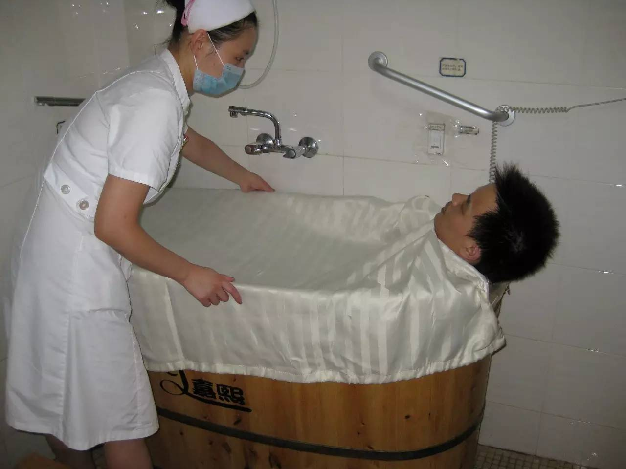 我院国内首创中药药浴,足浴疗法治肾衰32年临床